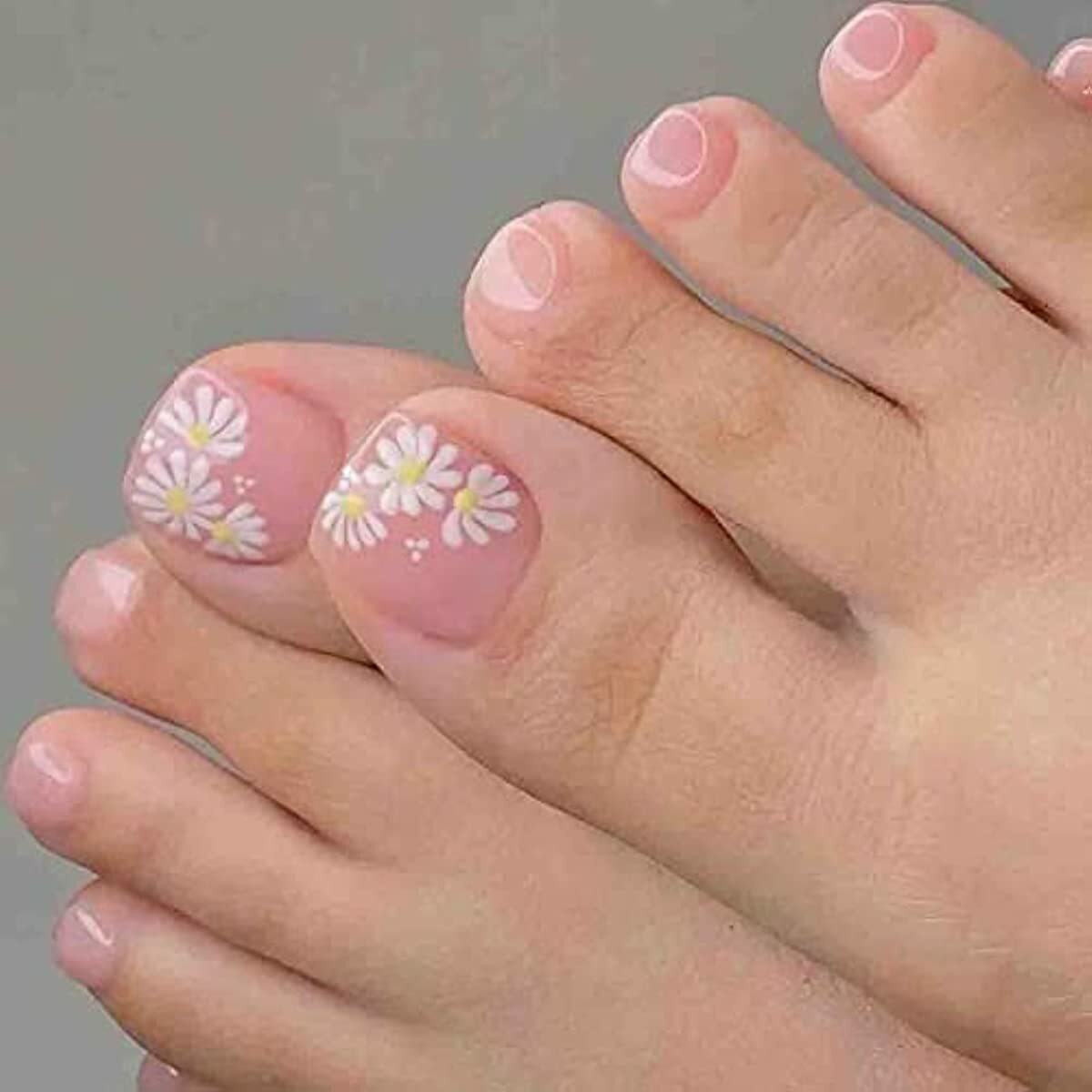 Outyua Flower Short Press on Toenails Square False Toenail Glossy Cute Acrylic Fake Toe Nails Full Cover Artificial Feet Fake Toe nail for Women and Girls 24pc (Daisy)